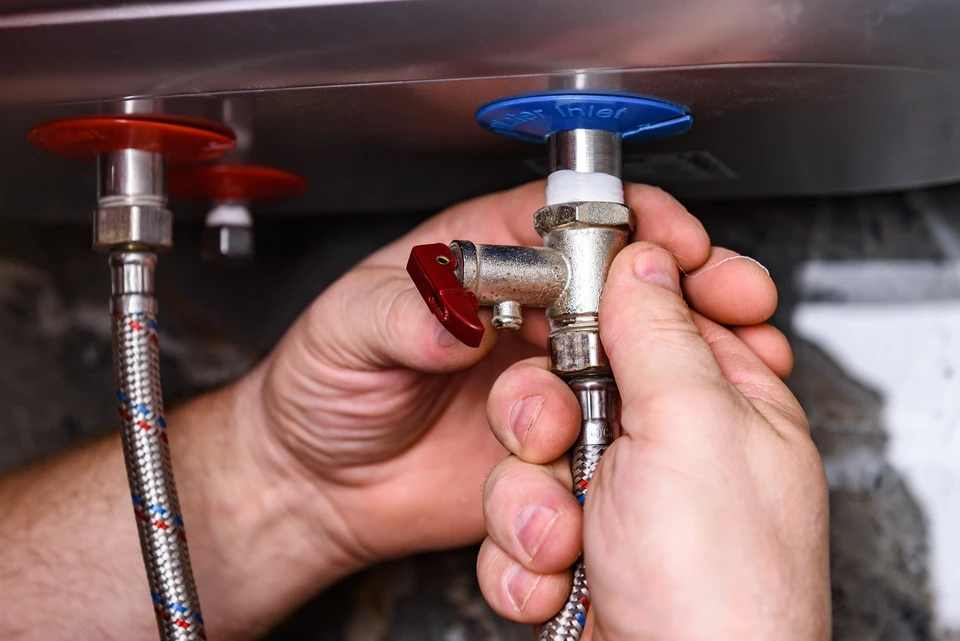 Installation d'un chauffe-eau électrique à la maison