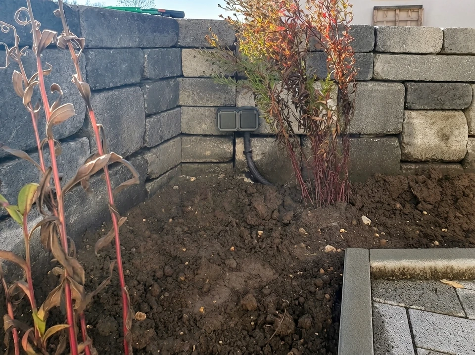 Garage vide avec mur en lambris de pin, tableau électrique mural avec disjoncteurs modulaires, compteur électrique jaune, conduits PVC apparent