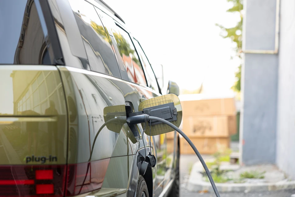 Ingénieur utilisant la réparation de perceuse électrique sur panneau de cellules solaires sur le toit de l'usine