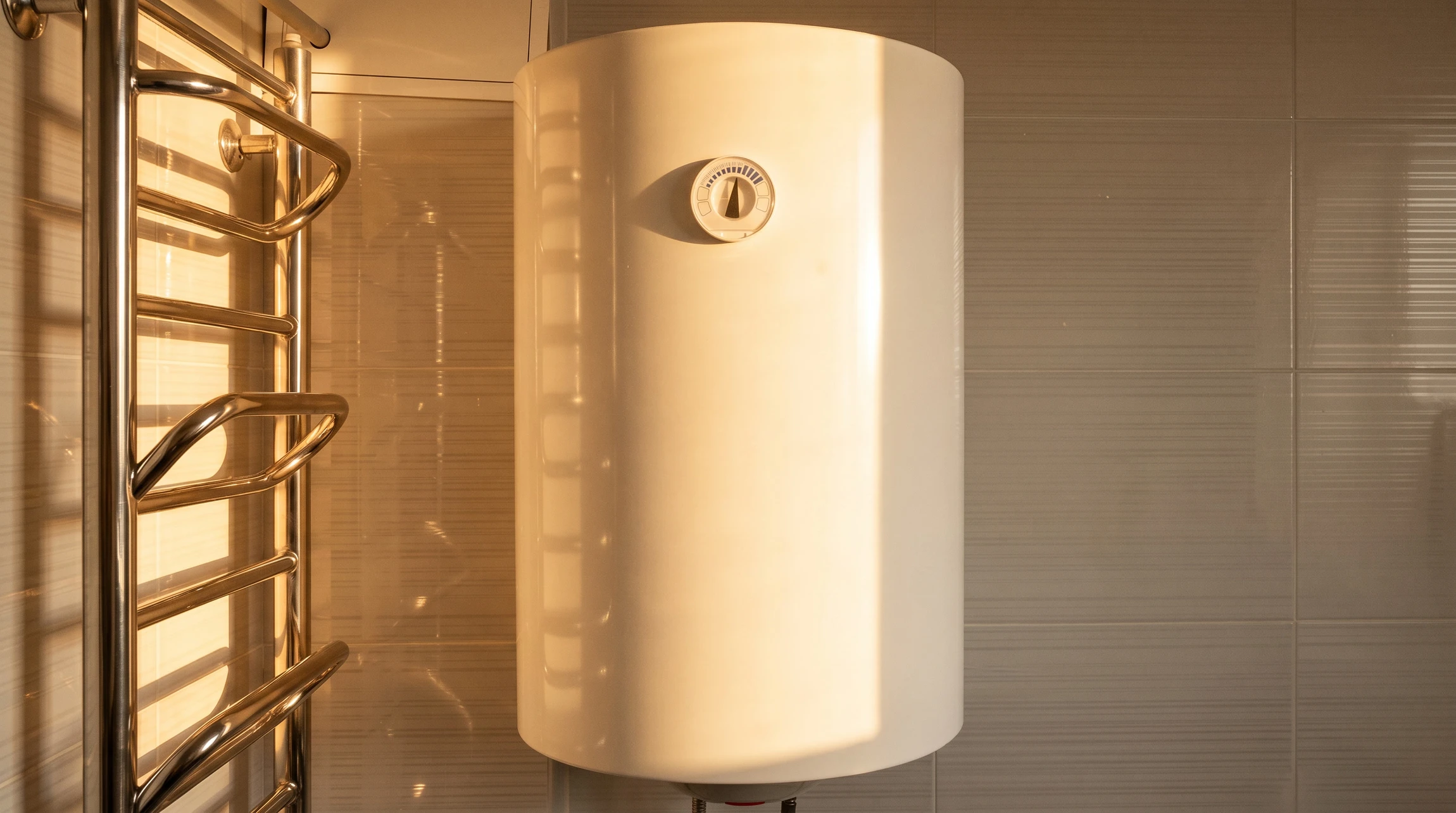 Intérieur résidentiel, technicien installant un chauffe-eau électrique au plafond, manipulation des raccordements électriques avec câbles apparents