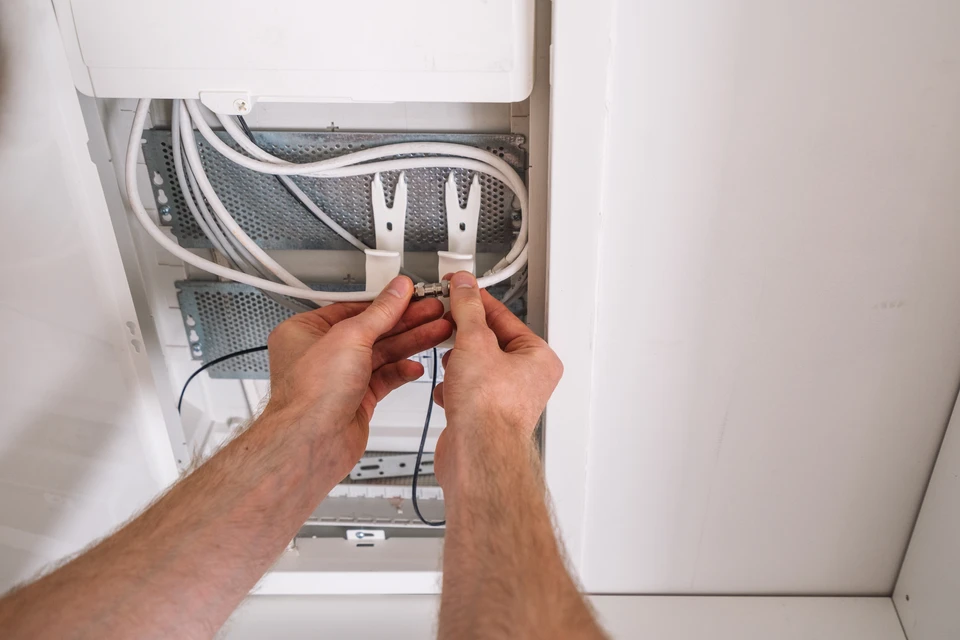 Espace de travail d'électricien avec plans architecturaux étalés sur table